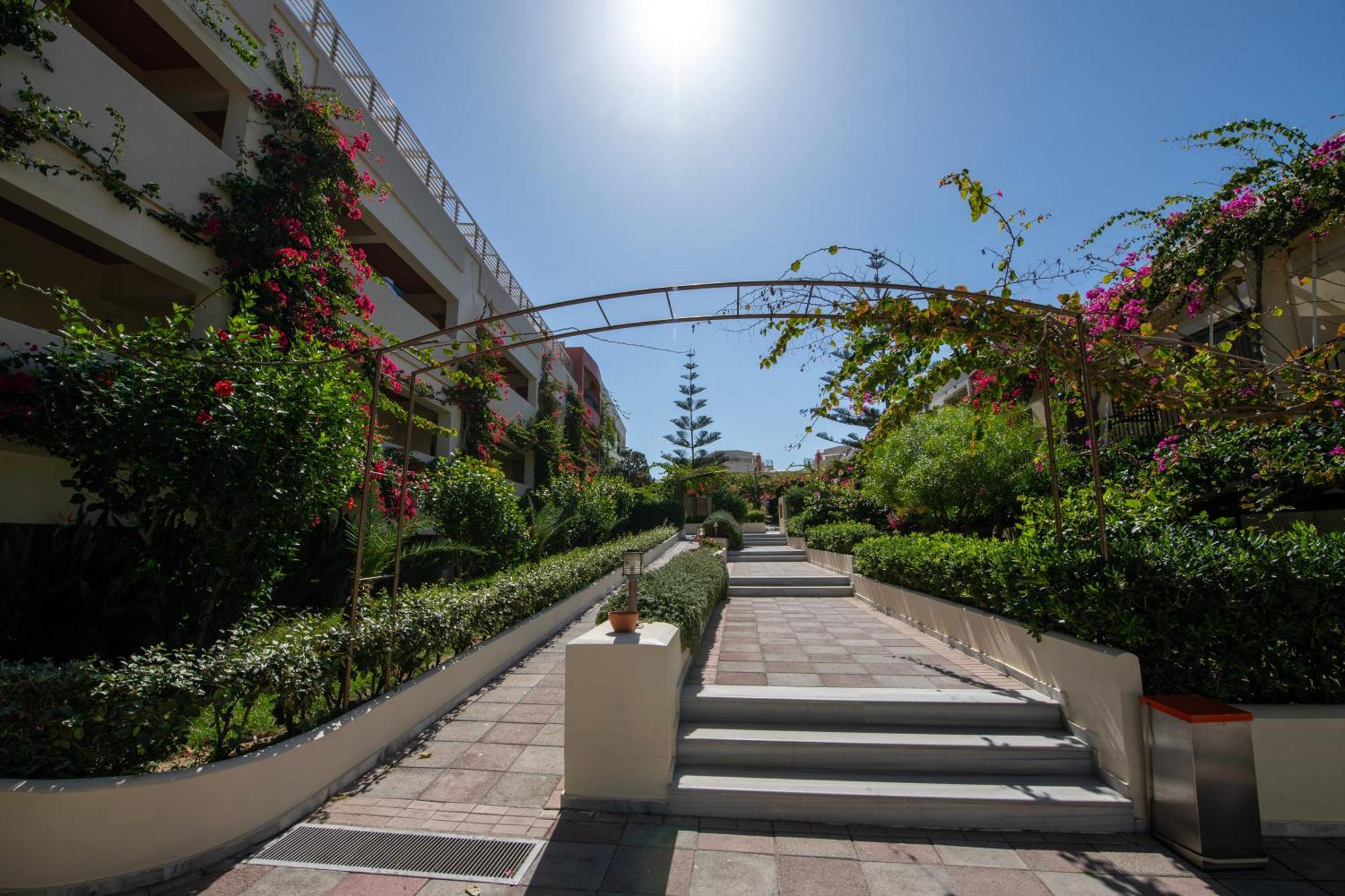 Hydramis Palace Beach Resort เยโอริยิอูโปลิส ภายนอก รูปภาพ